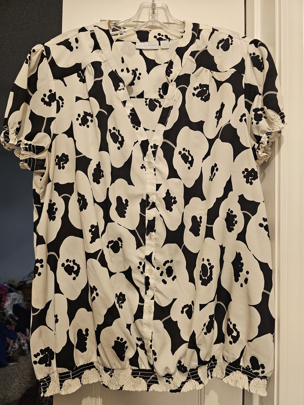 4/$25 New York & Company Black and White Floral Button-Front Shirt